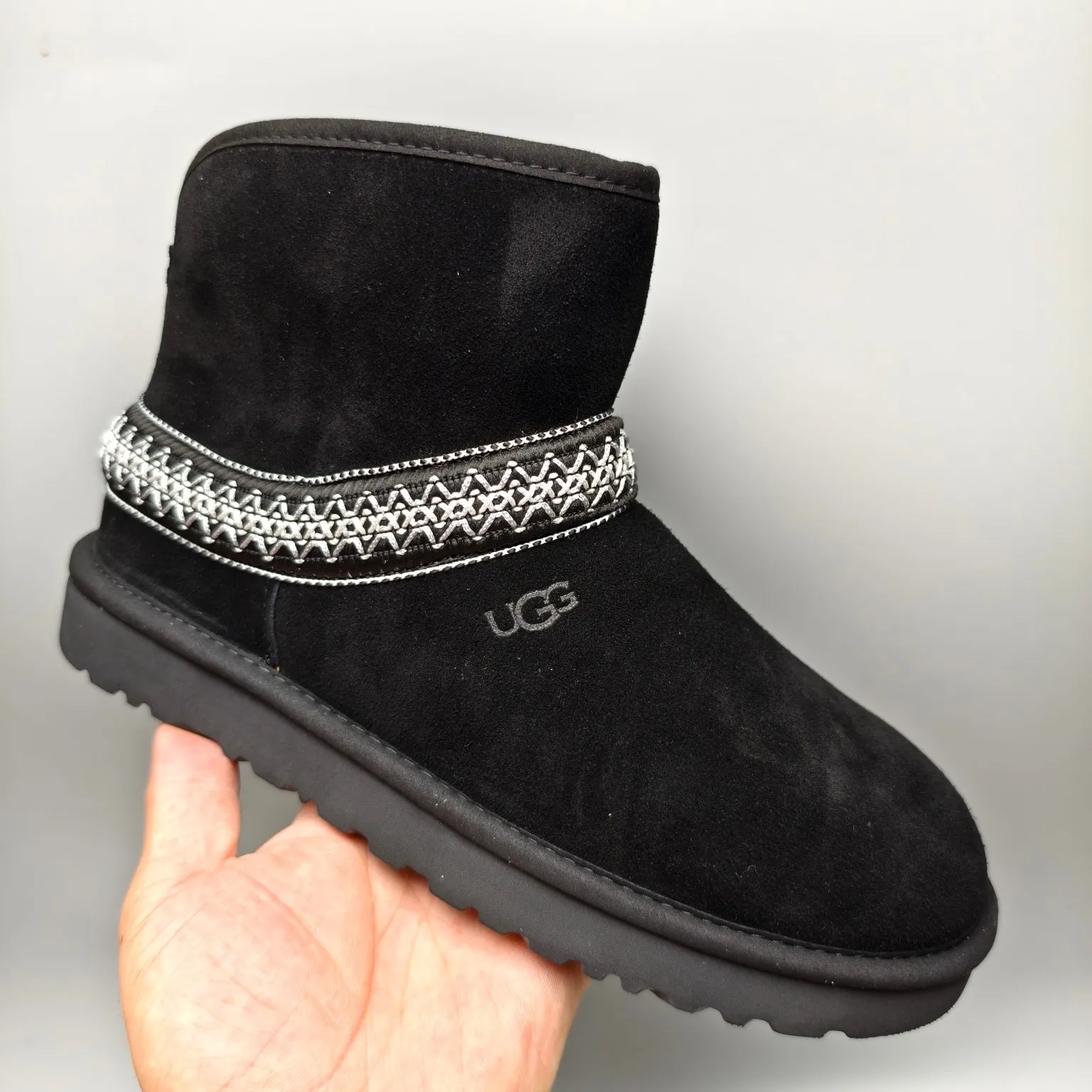 💰560 UGG sheepskin all-in-one snow boots 8262 ethnic style mid-calf boots Color: Maroon Black Size: 35-40